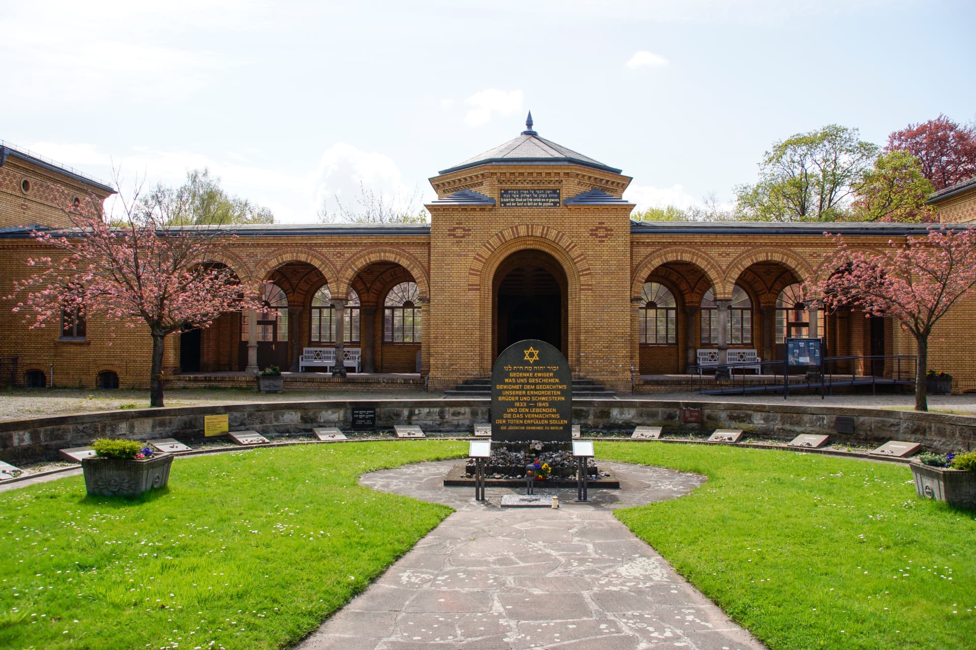 Ehrenhain mit Gedenkstein und Arkaden auf dem Jüdischen Friedhof Berlin-Weißensee